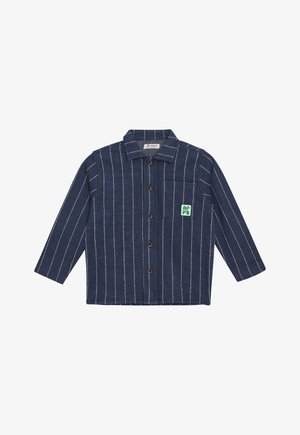 Donkerblauwe lange mouwen shirt met witte verticale strepen, bruine knopen, een borstzakje aan de voorkant en een groen-wit Noppies logoapplicatie.