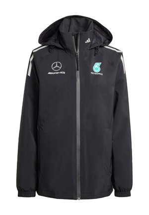 Crna vodootporna jakna s patentnim zatvaračem sprijeda, podesivom kapuljačom, sivoj akcentima i logotipima: Mercedes AMG i Petronas. Sadrži elastične manžete.