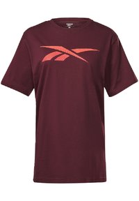 Camiseta de algodón burdeos con cuello redondo, mangas cortas y un logo de Reebok en naranja texturizado en la parte delantera. Corte regular, diseño sencillo.