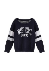 Granatowy sweter z dzianiny z białymi paskami na rękawach, z napisem "1981 GUESS" w kontrastowym białym kolorze na przodzie. Klasyczny okrągły dekolt.