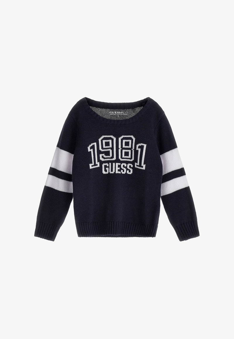 Pull en maille marine avec des rayures blanches sur les manches, portant "1981 GUESS" en lettres blanches contrastantes sur le devant. Col rond classique.