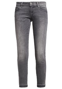 Jeans de mezclilla gris con un ajuste slim, diseño de cinco bolsillos, un desgaste sutil y cierre de botón en la cintura. El dobladillo está ligeramente deshilachado.