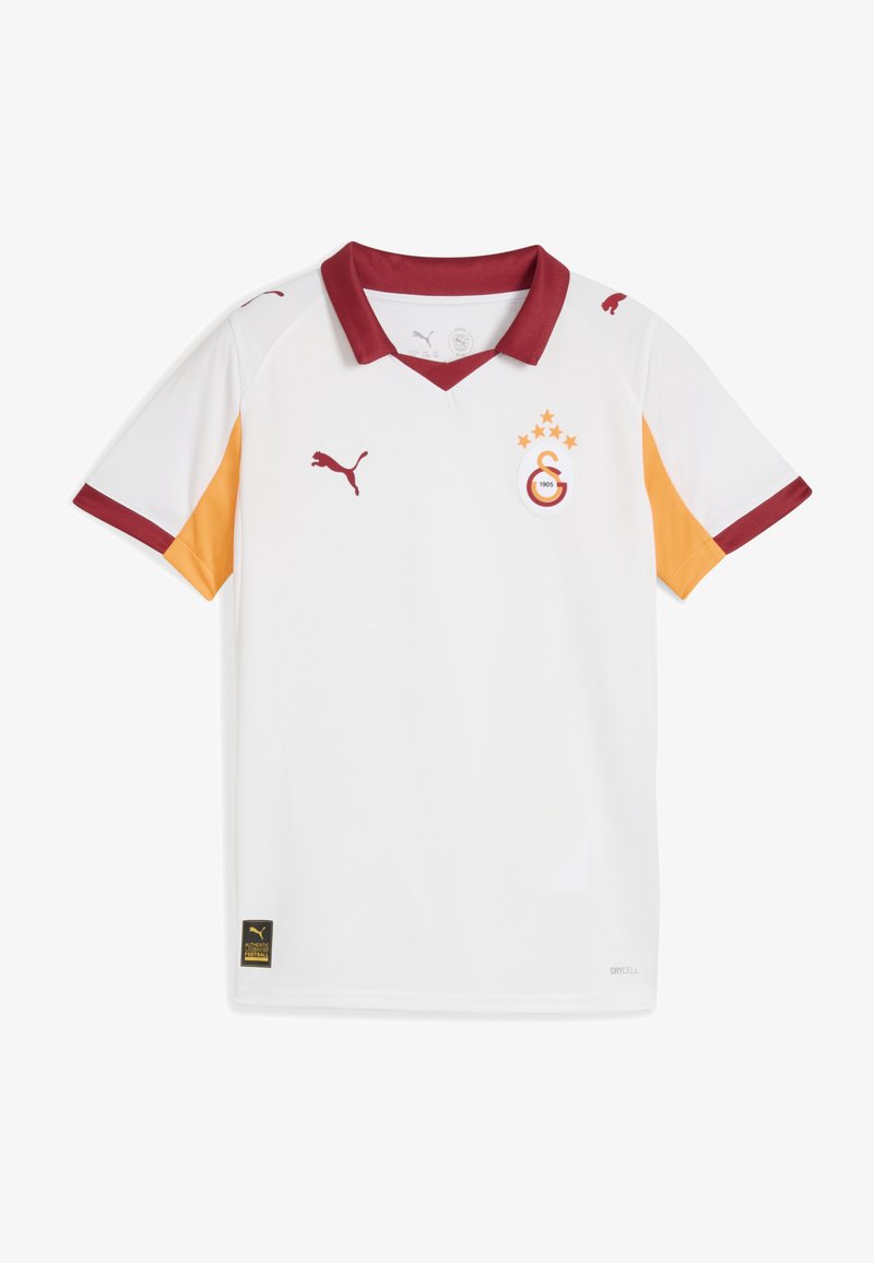 Camiseta de fútbol blanca de manga corta con acentos en rojo y naranja, cuello en V, logo de Puma y emblema del club que presenta estrellas y texto.
