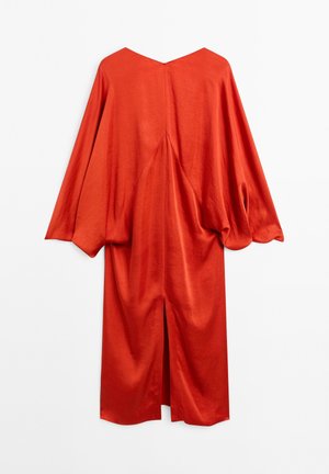 Abito in satin rosso con scollo a V, ampie maniche a pipistrello e una cucitura centrale sul retro. Presenta uno spacco all'orlo posteriore per una maggiore struttura.