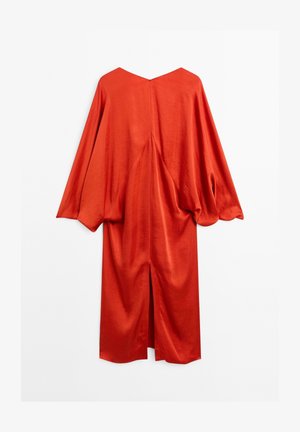 Czerwona satynowa sukienka z dekoltem w kształcie litery V, szerokimi rękawami typu batwing i centralnym szwem z tyłu. Posiada rozporek na tylnym końcu dla dodatkowej struktury.