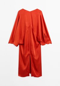 Czerwona satynowa sukienka z dekoltem w kształcie litery V, szerokimi rękawami typu batwing i centralnym szwem z tyłu. Posiada rozporek na tylnym końcu dla dodatkowej struktury.