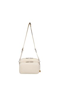 Borsa a tracolla in pelle beige chiaro con due compartimenti con zip, una tracolla sottile regolabile e hardware in tono argentato. Finitura textured.