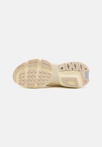Nike Sportswear V2K RUN TRK3 - Sportcipő - pale ivory/coconut milk/sanddrift/light smoke grey
