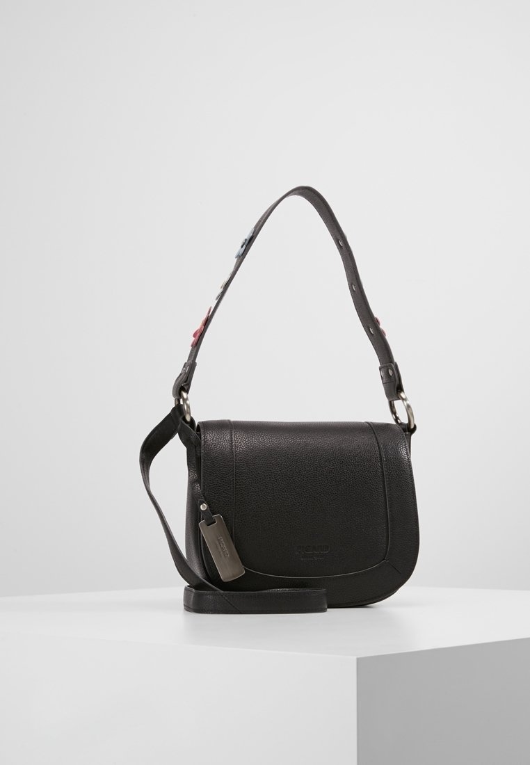 Sac bandoulière en cuir noir avec un rabat incurvé, une sangle réglable ornée d'accents colorés et une étiquette métallique attachée sur le côté.