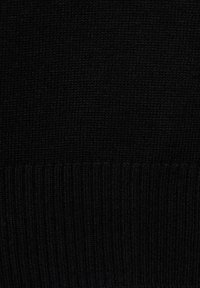 Čierny pletený sveter s textúrovaným vzorom, s rebrovanými manžetami a spodným lemom. Materiál vyzerá mäkký a mierne elastický.