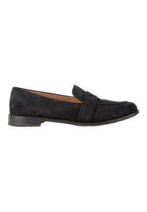 Sort ruskind loafersko med lav hæl og bred rem hen over fronten, vist fra siden på en hvid baggrund.