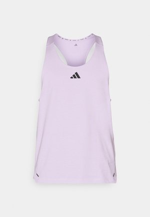 Top deportivo lila con cuello redondo, diseño de espalda nadadora, logo negro en el pecho y aberturas laterales para mayor transpirabilidad.