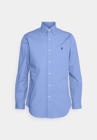 Jasnoniebieska koszula z długim rękawem zapinana na guziki, wykonana z bawełny. Posiada klasyczny kołnierzyk, listwę z guzikami oraz granatowe logo na piersi.