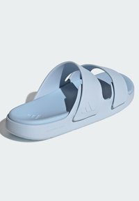 Sandalo infradito in gomma azzurro chiaro con due ampie fasce, suola testurizzata e dettaglio del logo in rilievo sul lato.