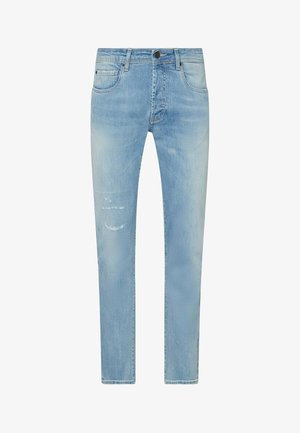 Világoskék, karcsúsított farmer enyhén kopott bal combján, elöl gombos és cipzáras záródással, ötlovas zsebes kialakítással.