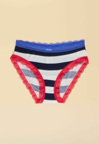 Gestreifte Damenunterwäsche in Marineblau und Weiß mit roten, gewellten Spitzenrändern und einem weichen blauen Bund.
