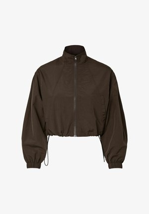 Tumepruun lühike jakk kõrge kraega, esikinnis tõmblukuga, pikad punnitud varrukad, elastsete varrukasäärtega ja reguleeritavate paeladega allääres.