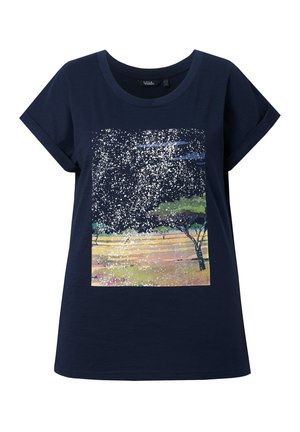 Marineblaues T-Shirt mit aufgekrempelten Ärmeln, bedruckt mit einer Landschaft aus grasbewachsenen Feldern, verstreuten Bäumen und einem sternenklaren Nachthimmel.