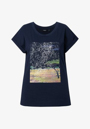 Marineblauw T-shirt met opgerolde mouwen, met een gedrukkt landschap van grasvelden, verspreide bomen en een sterrenhemel.