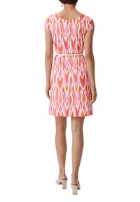 Kurzärmliges Kleid mit einem pinken, orangefarbenen und weißen Ikat-Muster, tailliertem Schnitt und geradem Saum, aus leichtem Stoff gefertigt.