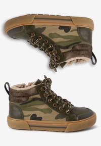Camouflage hoge sneakers van olijfgroene canvas, leren accenten, gewatteerde kraag, metalen veteroogjes en een gestructureerde bruine rubberen zool.
