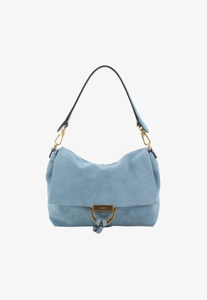 Bolso de hombro de ante azul claro con una sola correa, herrajes en tono dorado y detalle decorativo de nudo en el cierre frontal.