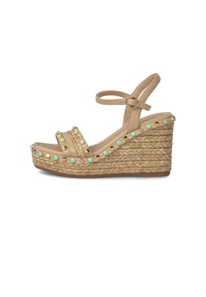 Sandalo con zeppa beige con plateau in paglia intrecciata, fibbia alla caviglia e borchie decorative turchesi e dorate lungo i cinturini e il bordo della suola.