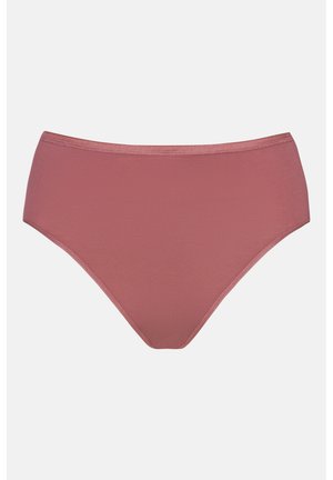 Sous-vêtement taille haute pour femme en couleur rose poussiéreuse unie, tissu lisse et bords sans couture sur un fond clair uni.