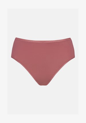 Sous-vêtement taille haute pour femme en couleur rose poussiéreuse unie, tissu lisse et bords sans couture sur un fond clair uni.