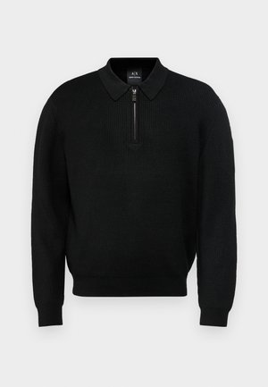 Pullover nero a maglia con texture a coste, colletto e chiusura con zip a metà. Presenta maniche lunghe e orlo aderente.