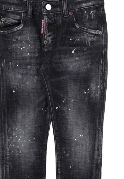 Jeans in denim neri con un design strappato e macchie di vernice. Include tasche frontali e dettagli in metallo.