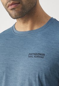 Patagonia COOL DAILY GRAPHIC LANDS - Hosszú ujjú felső - utility blue