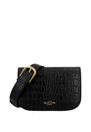 Zwarte riemtas van leer met krokodillenstructuur, voorzien van een gouden gesp en een klein gouden "Gusti Leder studio" logo op de voorsluiting.