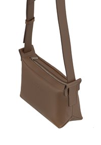 Bolso cruzado de cuero marrón con acabado texturizado, cierre con cremallera y correa ajustable. Presenta líneas limpias y un diseño minimalista.