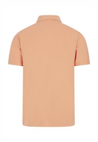 Korte mouwen polo shirt in zachte perzikstof met een klassieke kraag en subtiele textuur, ontworpen voor een ontspannen pasvorm.