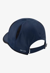 Sötétkék sapka, könnyű anyagból készült, hálós panelek a légáteresztés érdekében, ívelt napellenzővel és állítható hevederrel. DRI-FIT logó látható.