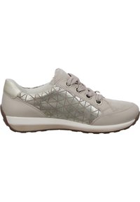 Chaussure de sport beige avec une tige métallique texturée présentant un motif géométrique, bout rond et fermeture à lacets. Matériau doux et semelle en caoutchouc.