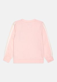 Sudadera rosa con mangas largas y rayas crema, cuello acanalado y textura suave. La vista trasera muestra un branding mínimo.