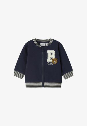 Giacca felpa blu navy con polsini e colletto a righe. Presenta una grande lettera "B" in feltro bianco e un grafico di un orso sul petto.