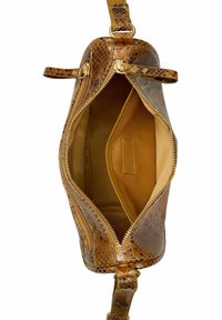 Borsa con motivo in pelle di serpente marrone, con cerniera dorata aperta, che mostra l'interno beige e una singola tasca interna.