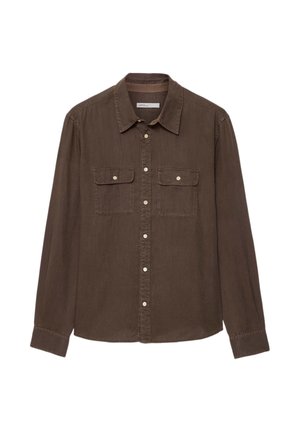 Homme portant une chemise marron à boutons, un jean bleu clair déchiré, des chaussures marron, tenant un grand sac cabas gris foncé avec des poignées noires.