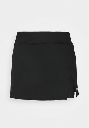 Sort sportskørt med indbyggede shorts nedenunder, med en lille sideslids og en hvid logo nær kanten.