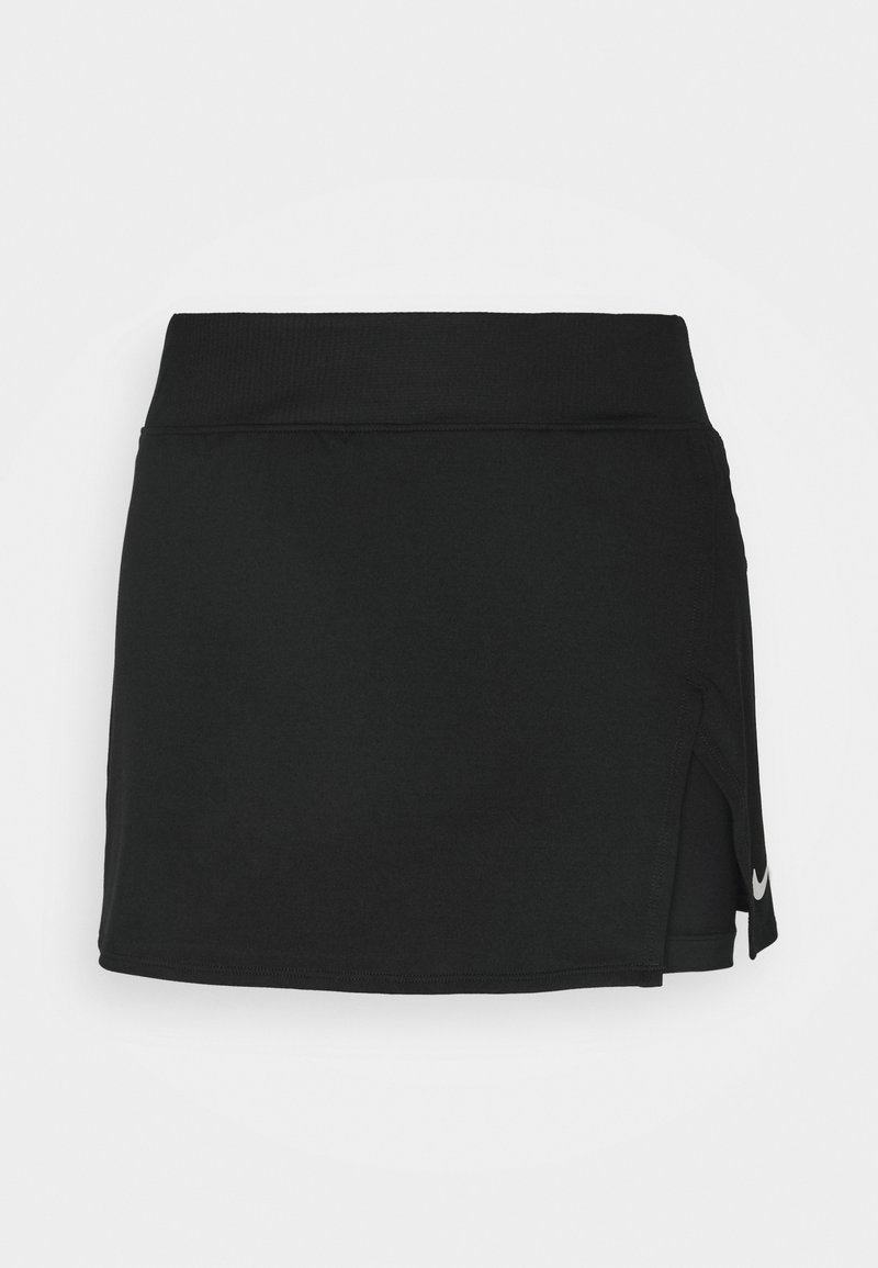 Jupe de sport noire avec short intégré en dessous, présentant une petite fente latérale et un logo blanc près de l'ourlet.