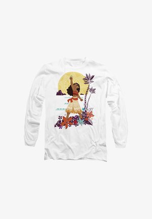 Weißes Langarmshirt mit einem bunten tropischen Design, das ein tanzendes Mädchen, florale Akzente und eine große gelbe Sonne im Hintergrund zeigt.