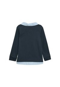 Chemise à manches longues bleu marine avec un col et un ourlet à rayures légères bleues et blanches. Présente une texture unie et un design épuré.