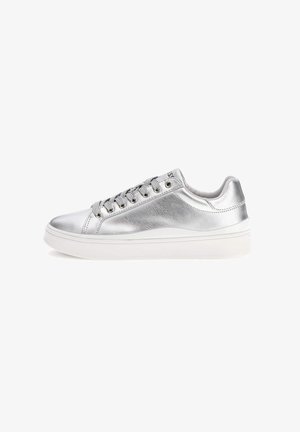 Sneaker argento metallico con tomaia in pelle liscia, allacciatura con sei occhielli e suola in gomma bianca. Presenta una punta arrotondata e un colletto leggermente imbottito.