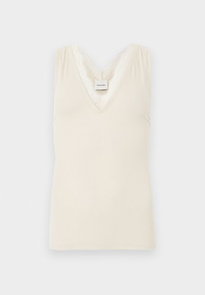 Αμάνικο, εκρού ριμπ πλεκτό τοπ με V-λαιμόκοψη και δαντέλα γύρω από το γιακά, απεικονίζεται σε απλό φόντο.