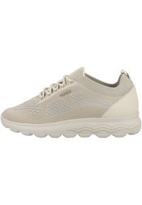 Sneakers in mesh beige con una toma superiore testurizzata, lacci tondi e una suola imbottita e scolpita con motivi a onda per una presa ottimale.