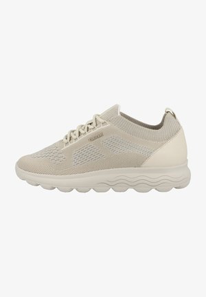 Sneakers in mesh beige con una toma superiore testurizzata, lacci tondi e una suola imbottita e scolpita con motivi a onda per una presa ottimale.