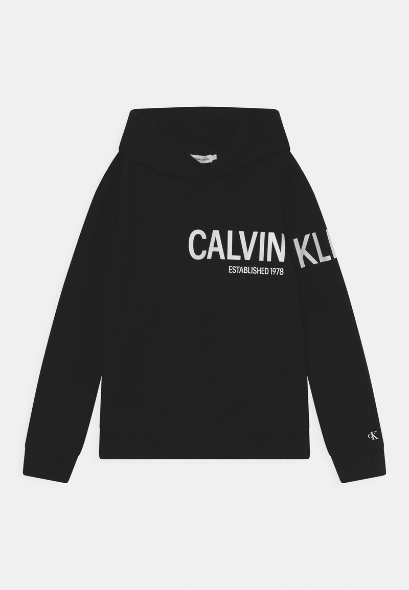 Sweat à capuche noir avec inscription blanche "CALVIN KLEIN ESTABLISHED 1978" sur la poitrine et texte partiel sur la manche droite, petit logo CK sur le poignet gauche.